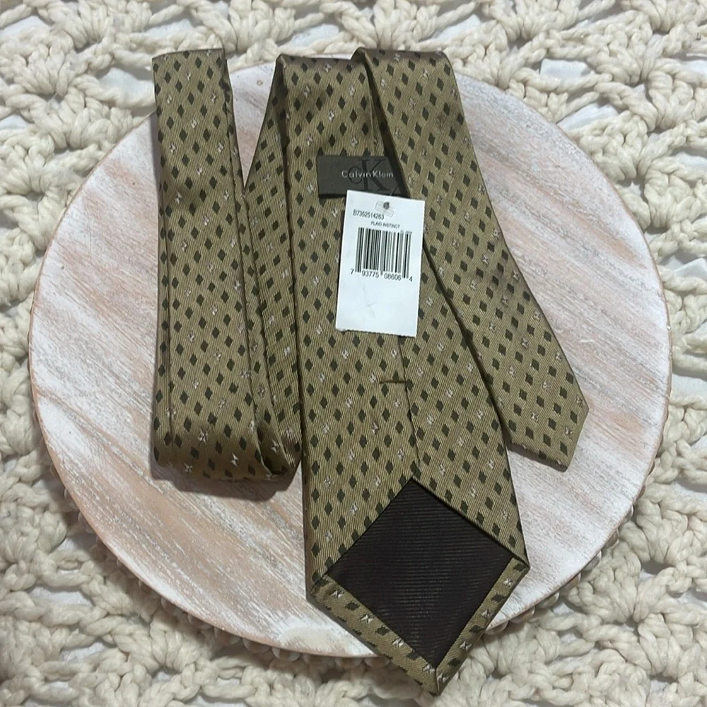 Calvin Klein Men's Olive Green‎ Patterned Silk Tie Classic Elegant Necktie